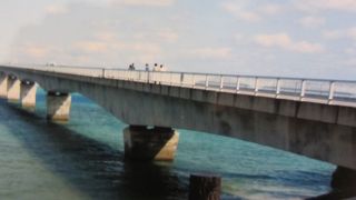 青い海と美しい橋