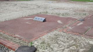 現在、松本城二の丸御殿跡西側内堀の石垣改修工事中です。