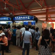 3列に分かれて順番待ち