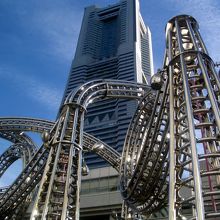 ランドマークタワーとオブジェ