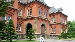 レンガ作りの堂々とした建物