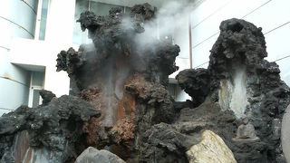 熱海温泉街の風情を感じる街中の湯煙