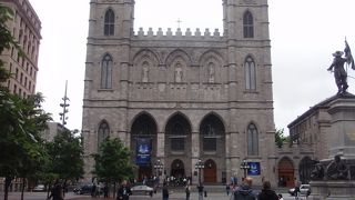 旧市街地に堂々と建っております