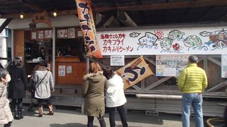 生きた魚を購入する事ができます、魚の種類は、皮ハギやヒラメや味等を置いています。ヒラメは、お造りにして持って帰る事ができます。