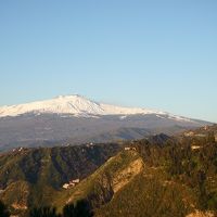 雪をかぶるエトナ山