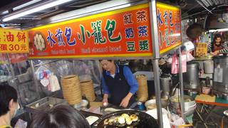 小さい夜市ですが、朝も夜もお店やっています。