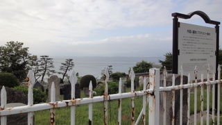 坂道を登りきったところにあります