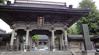 立派な木彫りが見られます