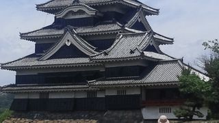 天守内部は6階ですが、3階が二重屋根の小屋裏になっているため、外部は5重見える