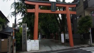 大きな鳥居が目印