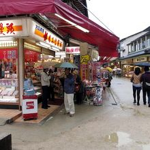 お土産店あり、穴子を食べられる店あり