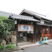 石井商店さん、左の暖簾が本家