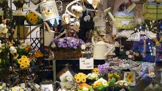 一年中クリスマスとイースターの飾りを売っている