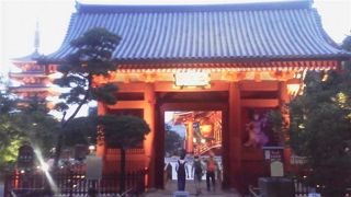 本堂の東側にある門が「二天門」～浅草寺～