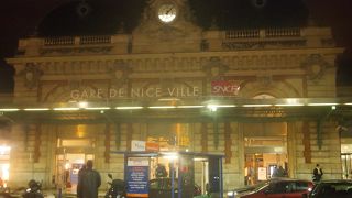 ニース・ヴイル駅とトラムは少し離れている