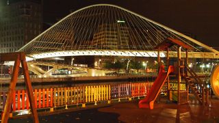 ビルバオ空港と同じ設計者によるモダンな橋