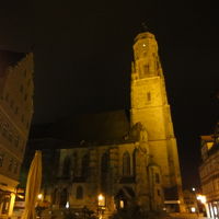 メインエントランスはモダンですが、レストランの裏手は重厚