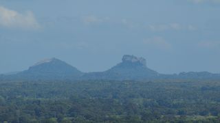 シギリヤロックまで見えます