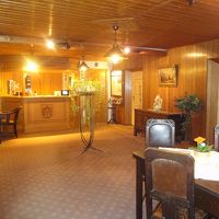 二階にあるフロントデスク。向いに私たちの部屋、隣は朝食ルーム