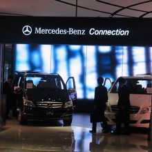 すぐ近くでベンツを気軽にみることができます