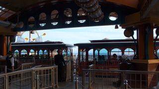 街並みを眺めながら移動ができる電車です