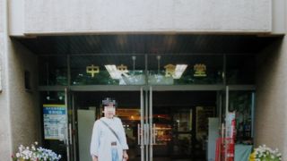 中央食堂で学生さん達に混じって