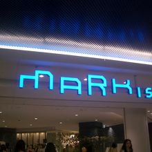 地下鉄直結の入り口です。