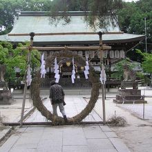 拝殿とその前に設けられた「茅の輪」