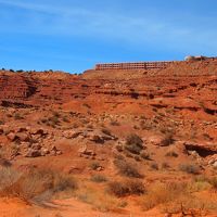 景色にとけこむホテルです。