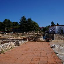 右がシィナンのお墓、左にバジリカ