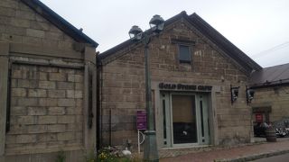 大きい切妻屋根と2棟の突き出た角屋が独特