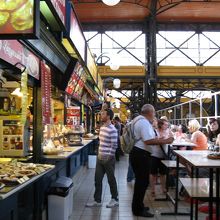 ２階には簡単なフードコートまで