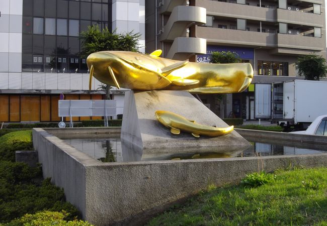 黄金色に輝く親子ナマズ像