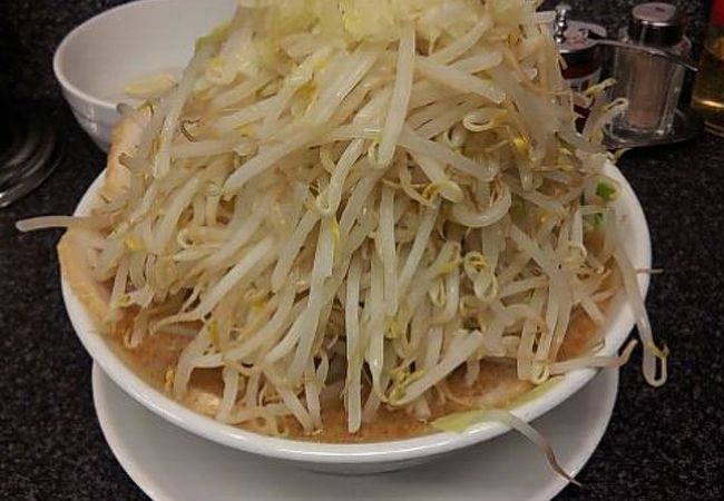 大盛りのもやしで麺が見えません