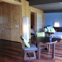 外は赤瓦の建物で、中はモダンな感じ