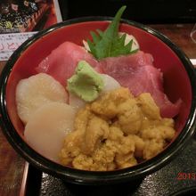 まぐろ、ホタテ、ウニの三色丼です。