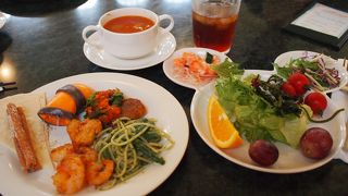 ３０周年を記念して、ランド＆シー両方のパークの人気メニューを集めたビュッフェが食べられる！