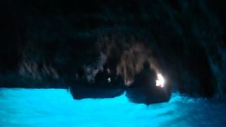 テレビで見るような青い色