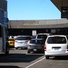 左の白い車が借りた車です。空港まで送ってくれました。