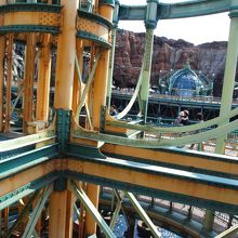 らせん状の坂を下りていきます