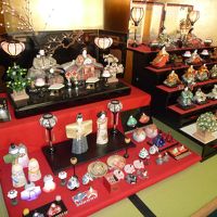 玄関入ったところに雛飾り