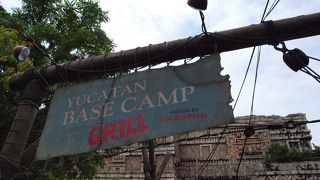 薄暗さがいい雰囲気のレストラン