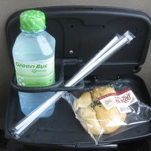 パンと水の軽食付きです