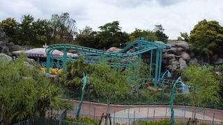 トビウオの形をした小さめのジェットコースター