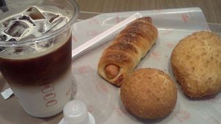 売り場が狭いですが奥のイートインスペースはそこそこあります。