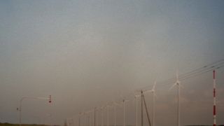 道路沿いに一直線に並ぶ風車