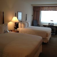 広々した室内に快適マットレスの清潔なベッド