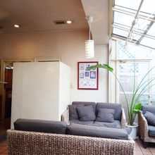 奥のテラス席はソファと大テーブル　人気です