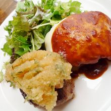 ２種類のソースを選べます　おなかいっぱい