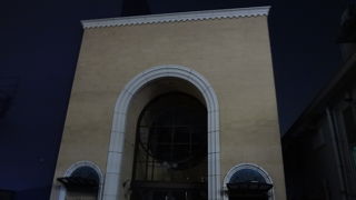 四季劇場のすぐ近くにあります